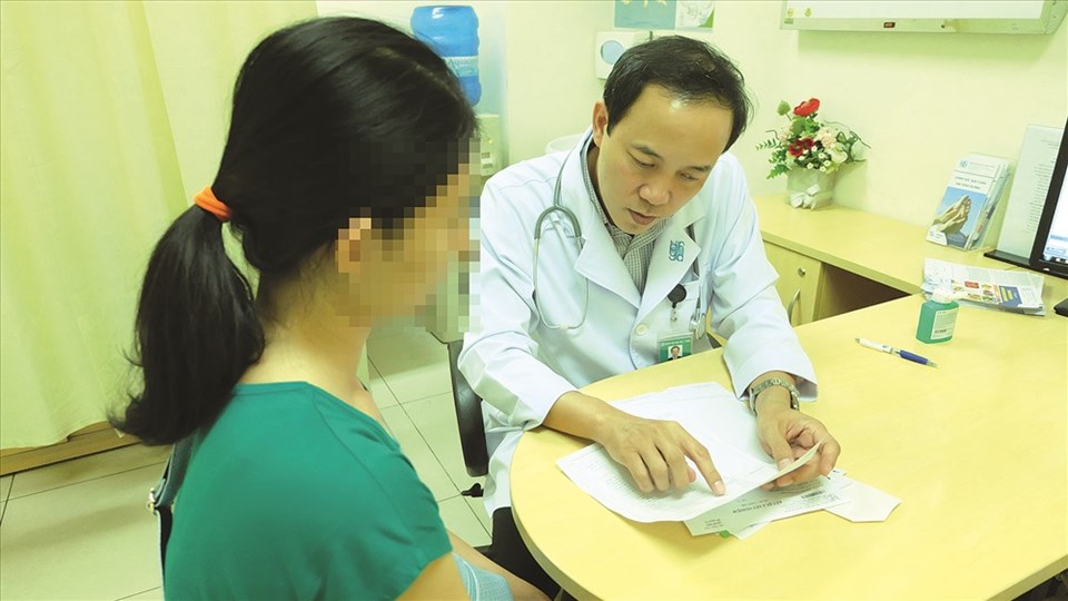 Bác sĩ tư vấn cho bệnh nhân xây dựng chế độ ăn có khoa học. Bác sĩ tư vấn cho bệnh nhân xây dựng chế độ ăn có khoa học.