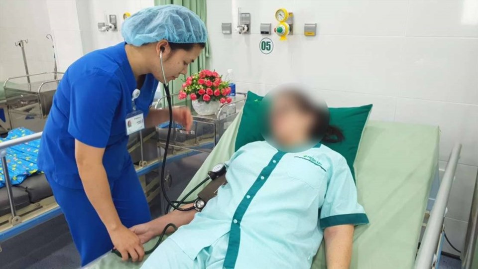 Bác sĩ thăm khám cho bệnh nhân bị ngộ độc thuốc. Bác sĩ thăm khám cho bệnh nhân bị ngộ độc thuốc.