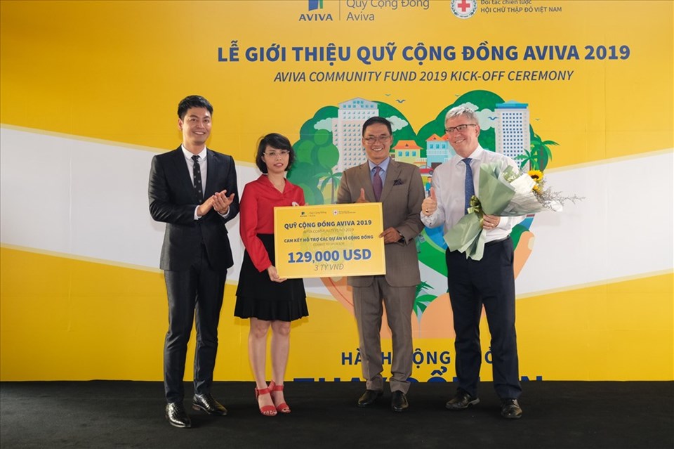 Aviva Việt Nam, Hội Chữ Thập Đỏ cùng Đại sứ chương trình trong lễ giới thiệu Qũy Cộng Đồng Aviva. Aviva Việt Nam, Hội Chữ Thập Đỏ cùng Đại sứ chương trình trong lễ giới thiệu Qũy Cộng Đồng Aviva.