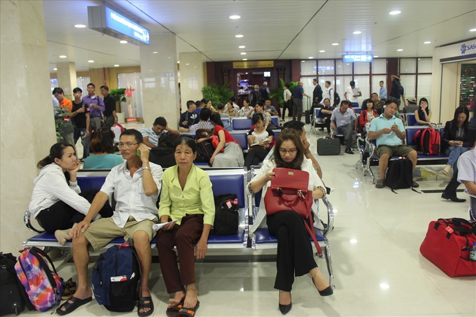 Hành khách đang ngồi đợi lên máy bay - ảnh Trần Phan Hành khách đang ngồi đợi lên máy bay - ảnh Trần Phan