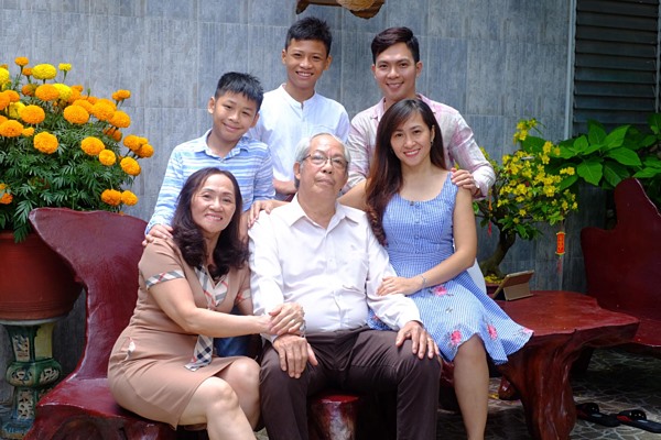 Gia đình Vĩnh Hưng gồm cha mẹ, chị gái và 2 cháu trai.