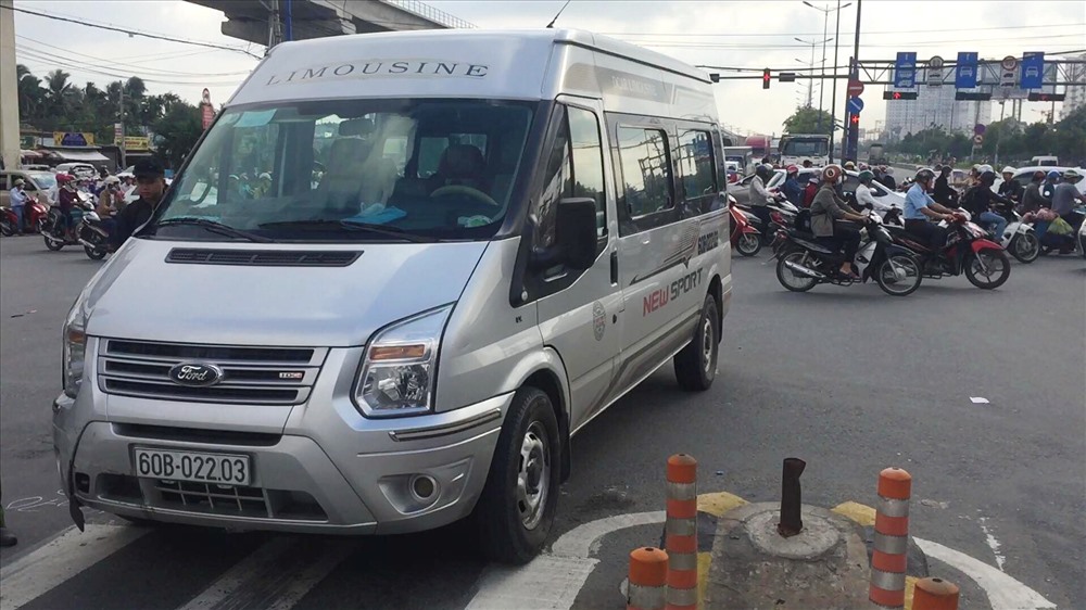 Chiếc xe ô tô 16 chỗ va chạm với xe máy.