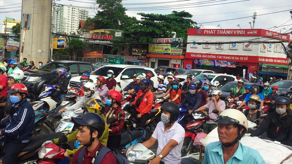 Giao thông khu vực bị ùn ứ.