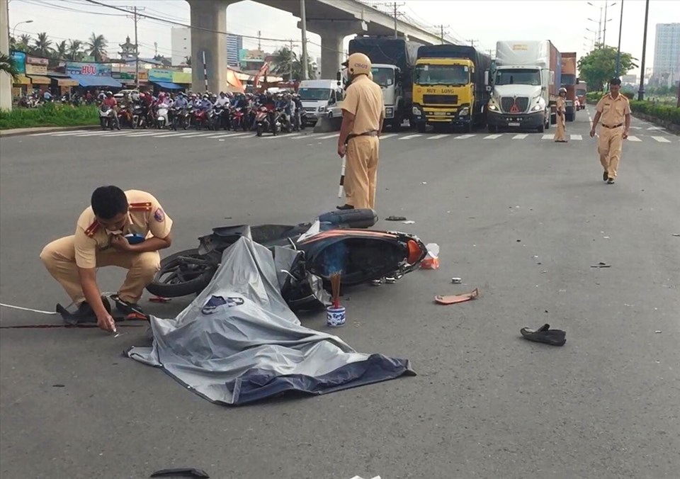 Cảnh sát giao thông khám nghiệm hiện trường vụ tai nạn giao thông trên Xa lộ Hà Nội sáng 14.6. Ảnh: G.A Cảnh sát giao thông khám nghiệm hiện trường vụ tai nạn giao thông trên Xa lộ Hà Nội sáng 14.6. Ảnh: G.A