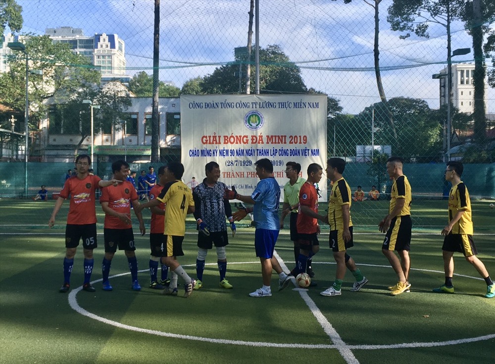 Các đội bóng chuẩn bị ra sân thi đấu. Ảnh: Anh Tú