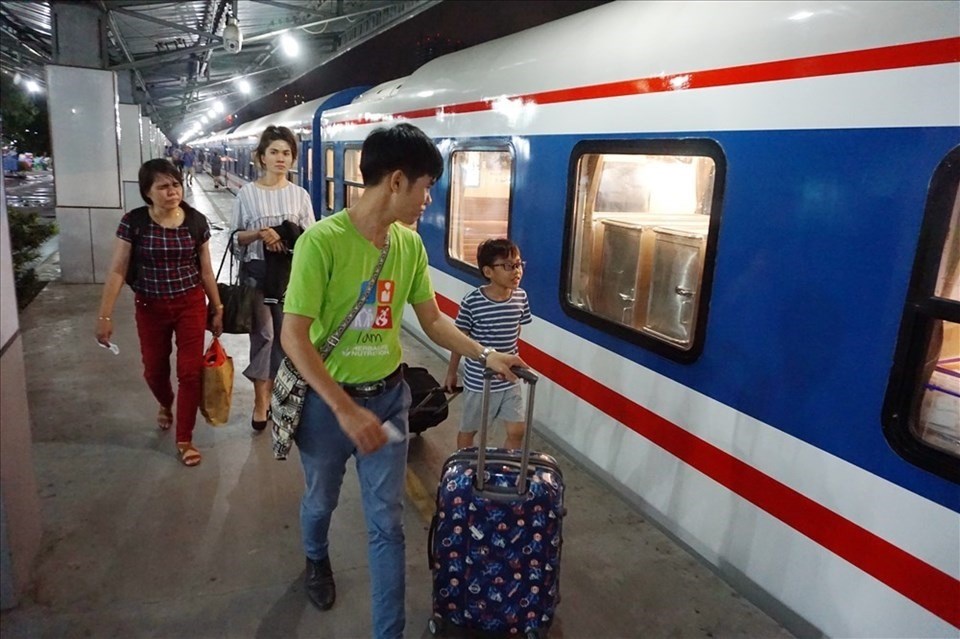 Từ ngày 5.6 hành khách đi một số mác tàu, có thể đến ga Dĩ An để đi tàu thay vì phải vào ga Sài Gòn hay ga Sóng Thần. Từ ngày 5.6 hành khách đi một số mác tàu, có thể đến ga Dĩ An để đi tàu thay vì phải vào ga Sài Gòn hay ga Sóng Thần.