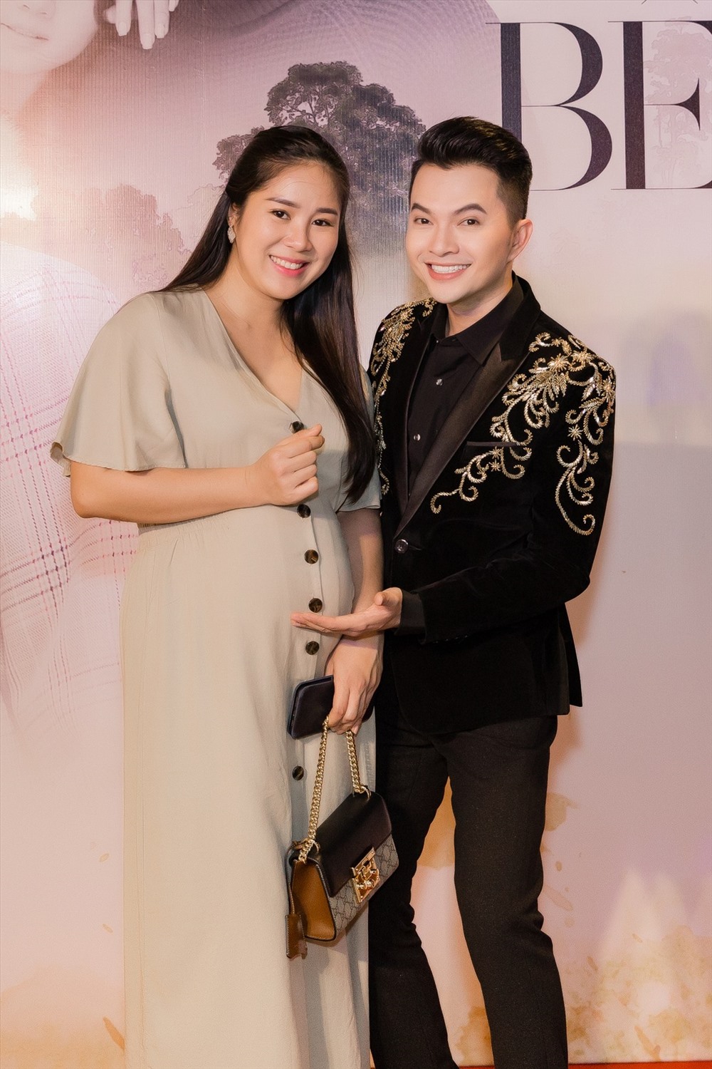 Lê Phương đến chúc mừng bạn thân - nam ca sĩ Nam Cường trước khi “nằm ổ“. Ảnh: NVCC.