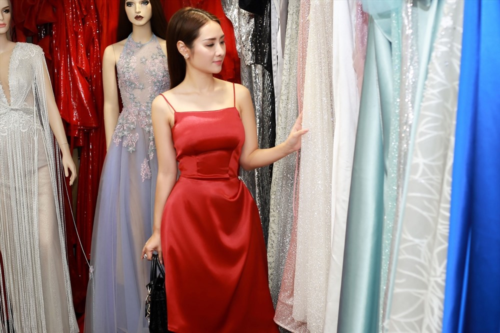 Ngọc Anh chuẩn bị chỉn chu trước đêm chung kết cuộc thi “hoa hậu Doanh nhân 2019“. ẢNh: NVCC.