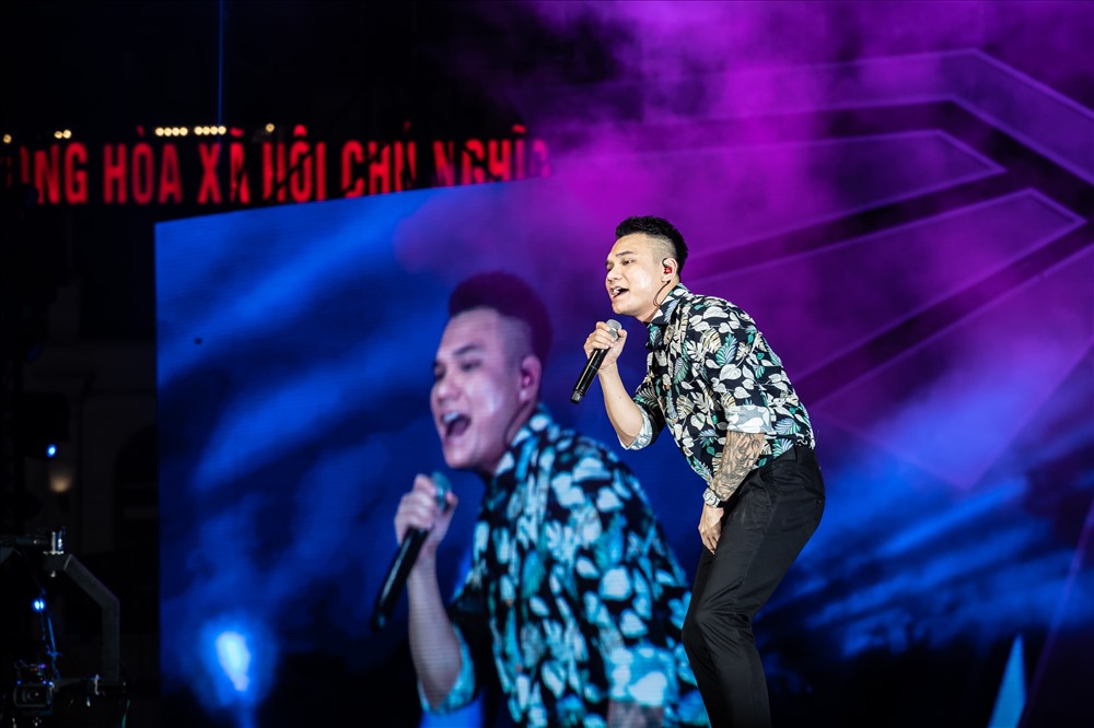 Nam ca sĩ Khắc Việt cũng góp mặt tại chương trình.