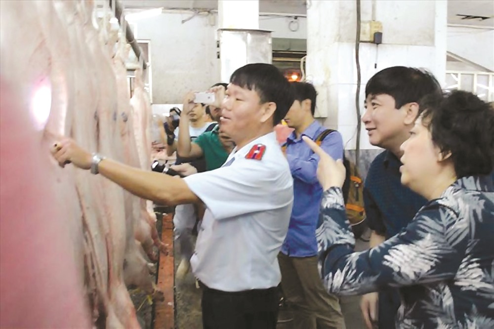 Tăng cường kiểm tra, phát hiện và xử lý nghiêm hành vi vi phạm an toàn thực phẩm theo quy định pháp luật.