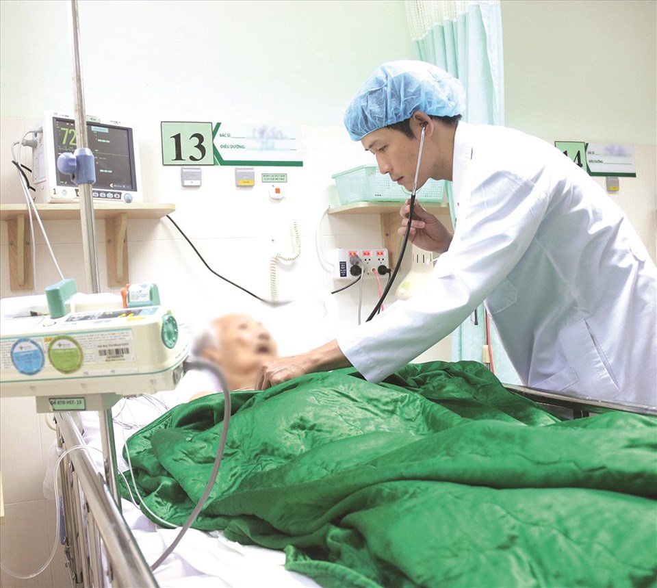 Bác sĩ đang thăm khám cho bệnh nhân. Bác sĩ đang thăm khám cho bệnh nhân.