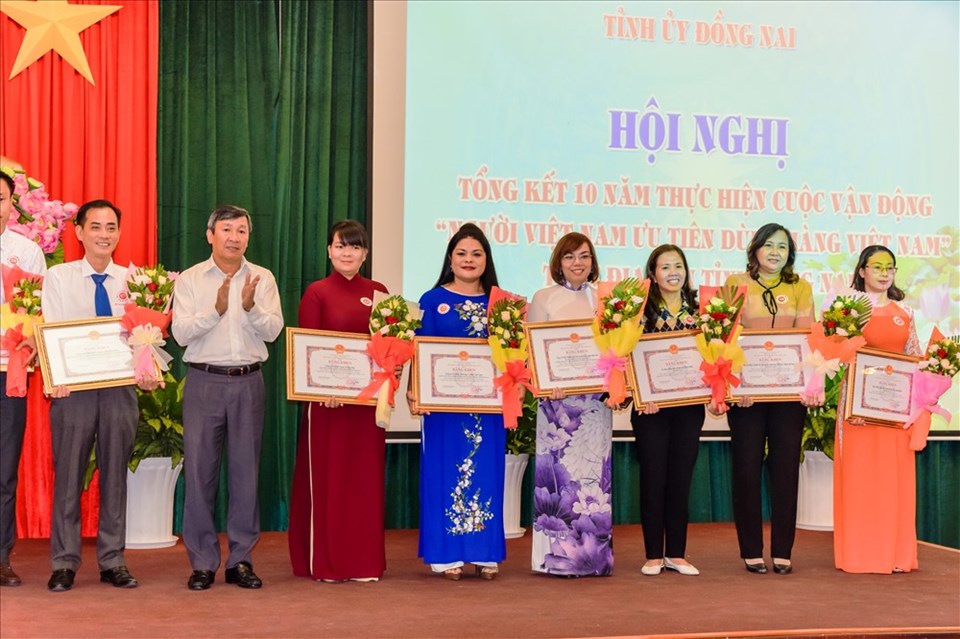 Bà Nguyễn Thu Thủy (áo xanh) - PGĐ phòng Đối Ngoại Vedan vinh dự nhận bằng khen của UBND tỉnh Đồng Nai. Bà Nguyễn Thu Thủy (áo xanh) - PGĐ phòng Đối Ngoại Vedan vinh dự nhận bằng khen của UBND tỉnh Đồng Nai.
