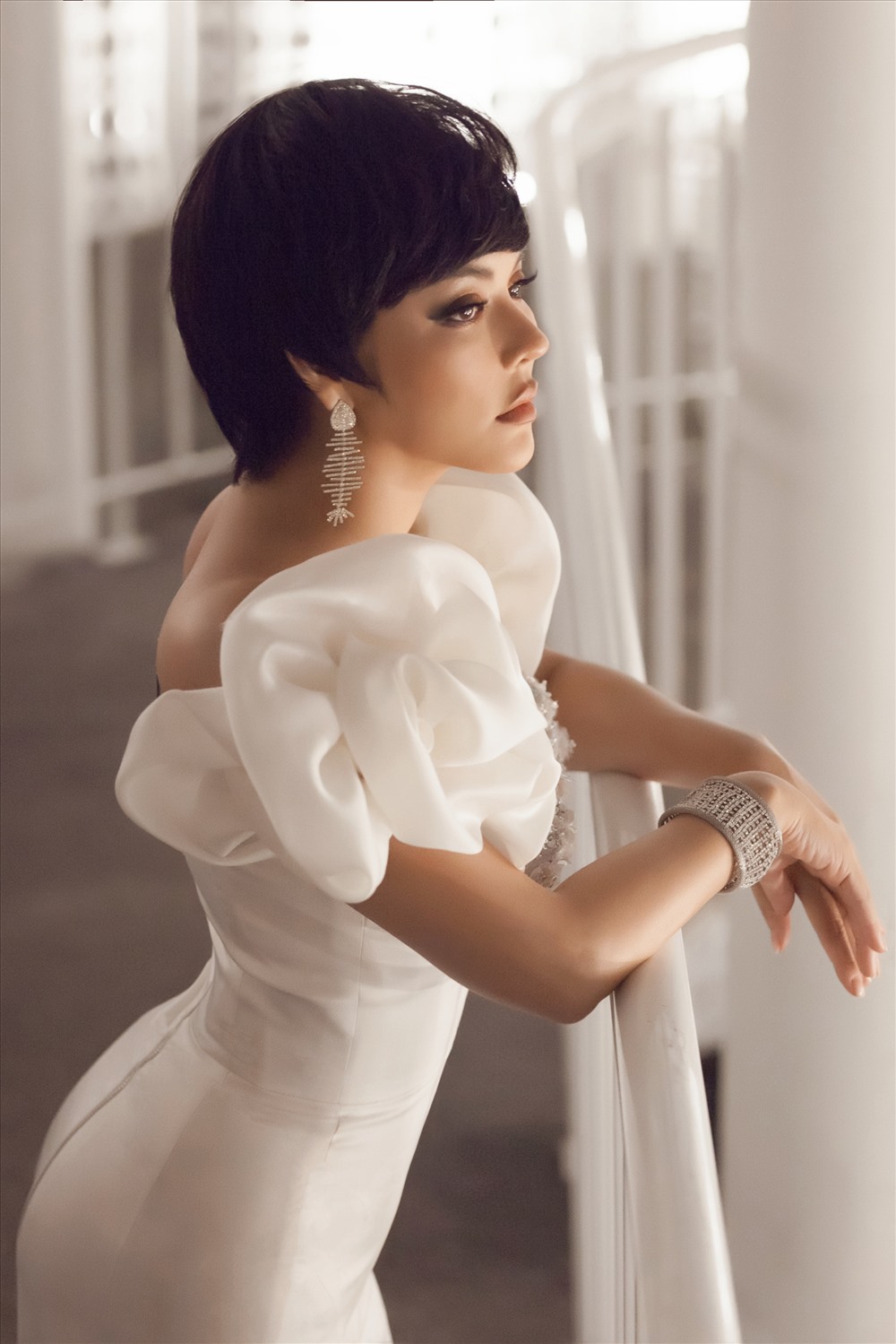 Thời gian gần đây, Lý Nhã Kỳ bận rộn với bộ phim “Thiên đường” do cô đảm nhận vai nữ chính kiêm nhà sản xuất.