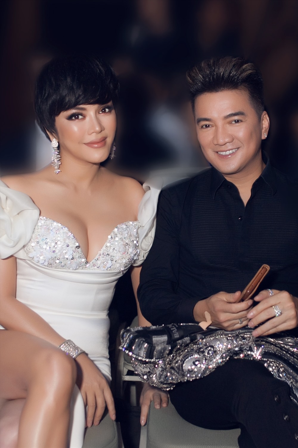 Lý Nhã Kỳ vui vẻ khi gặp gỡ nam ca sĩ Đàm Vĩnh Hưng tại sự kiện.