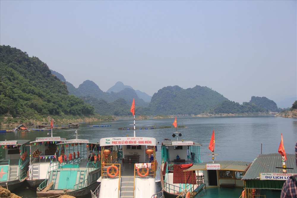 Ngồi trên thuyền và dạo quanh lòng hồ là một trải nghiệm thú vị khi đến Thung Nai. Ảnh: Hoài Anh