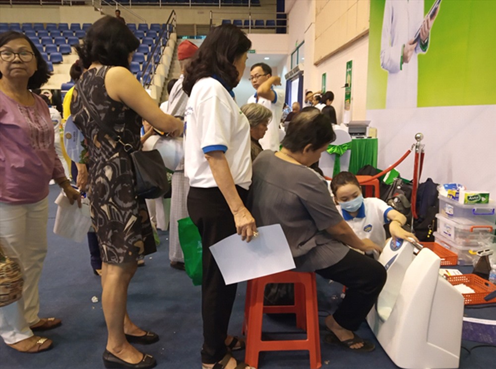 Đến với ngày hội, hơn 300 cụ cao niên đã được đo chiều cao, cân nặng, đo mỡ và loãng xương cũng như tư vấn từ bác sĩ NutiFood.