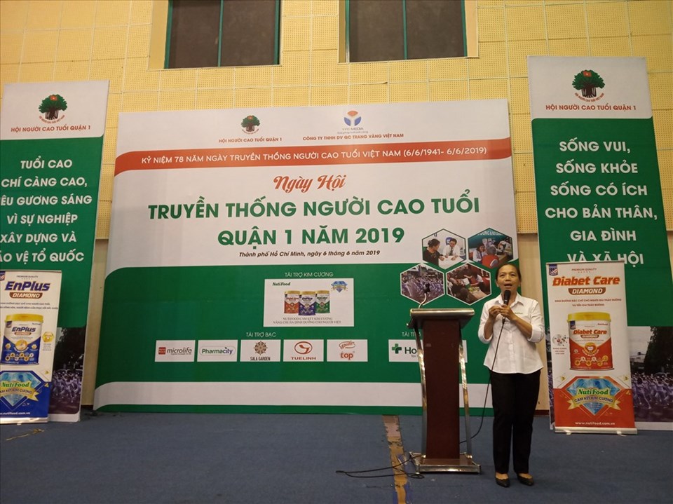 Bác sĩ CKI Nguyễn Thị Ngọc Hương, đại diện NutiFood có những chia sẻ hết sức thiết thực đến với các cụ cao niên trong ngày hội. Bác sĩ CKI Nguyễn Thị Ngọc Hương, đại diện NutiFood có những chia sẻ hết sức thiết thực đến với các cụ cao niên trong ngày hội.