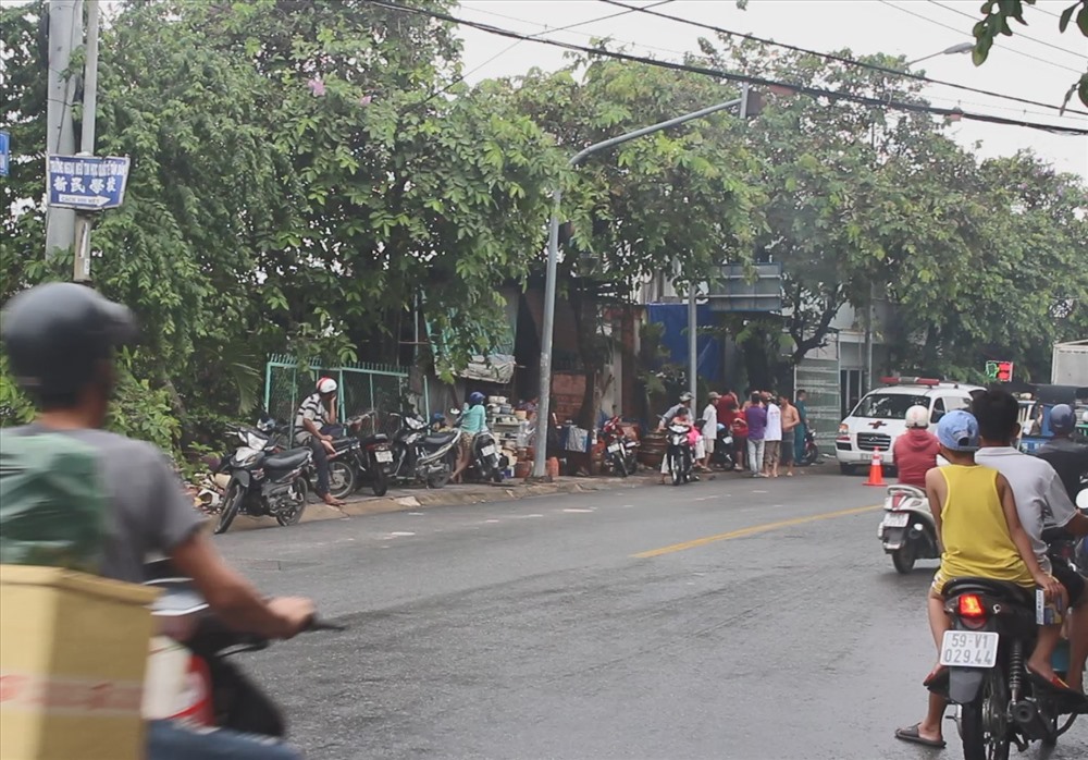 Hai thanh niên điều khiển xe máy tông cột đèn chiếu sáng khiến 1 người tử vong.