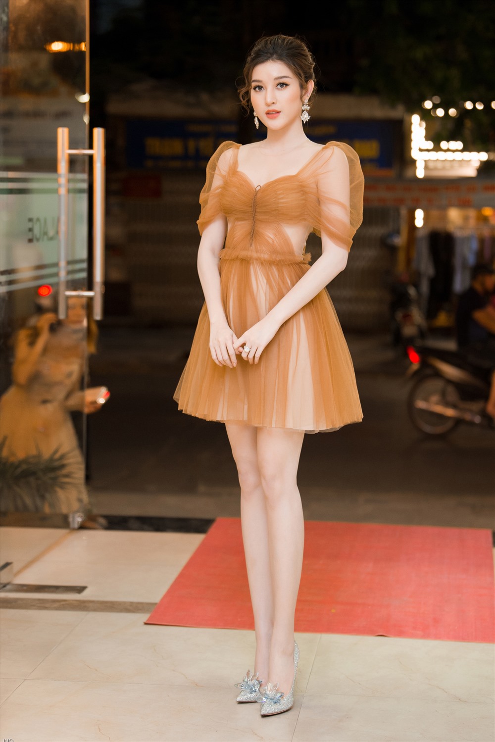 Người đẹp khéo léo khoe vóc dáng nuột nà trong bộ đầm màu nude.