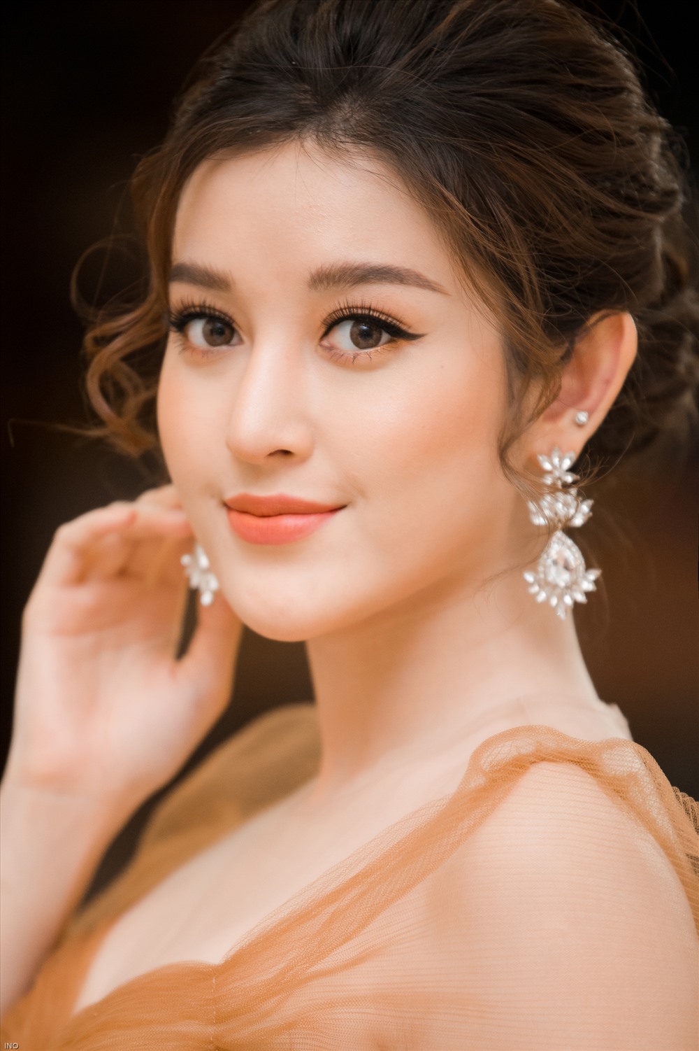 Huyền My còn khéo léo kết hợp phụ kiện, giày dép có giá trị lên đến hàng tỉ đồng.