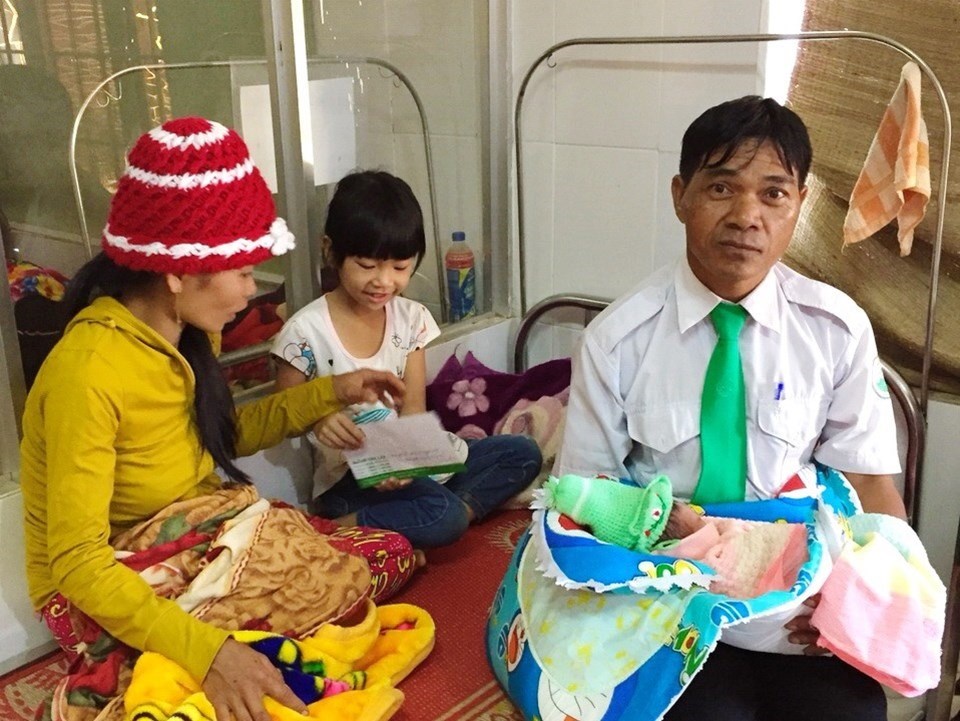 Em bé thứ 100 trào đời trên taxi Mai Linh vào ngày 21.12.2018 tại Đắk Lắk, do lái xe Kpa Điêm, người Ê Đê đỡ đẻ. Ảnh: M.L Em bé thứ 100 trào đời trên taxi Mai Linh vào ngày 21.12.2018 tại Đắk Lắk, do lái xe Kpa Điêm, người Ê Đê đỡ đẻ. Ảnh: M.L