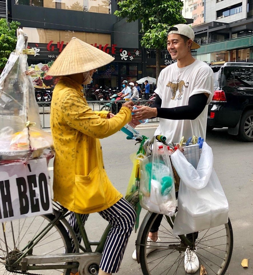 Nam nghệ sĩ phát động chiến dịch “Tiếp nước ngày nắng” tại TP. HCM.