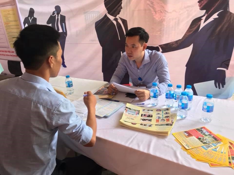 Người lao động được doanh nghiệp phỏng vấn trực tiếp tại phiên giao dịch việc làm. Ảnh PV Người lao động được doanh nghiệp phỏng vấn trực tiếp tại phiên giao dịch việc làm. Ảnh PV