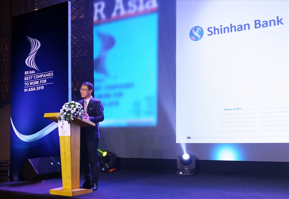 Ông Shin Dong Min – Tổng Giám đốc của Ngân hàng Shinhan Việt Nam, phát biểu tại buổi lễ trao giải. Ông Shin Dong Min – Tổng Giám đốc của Ngân hàng Shinhan Việt Nam, phát biểu tại buổi lễ trao giải.