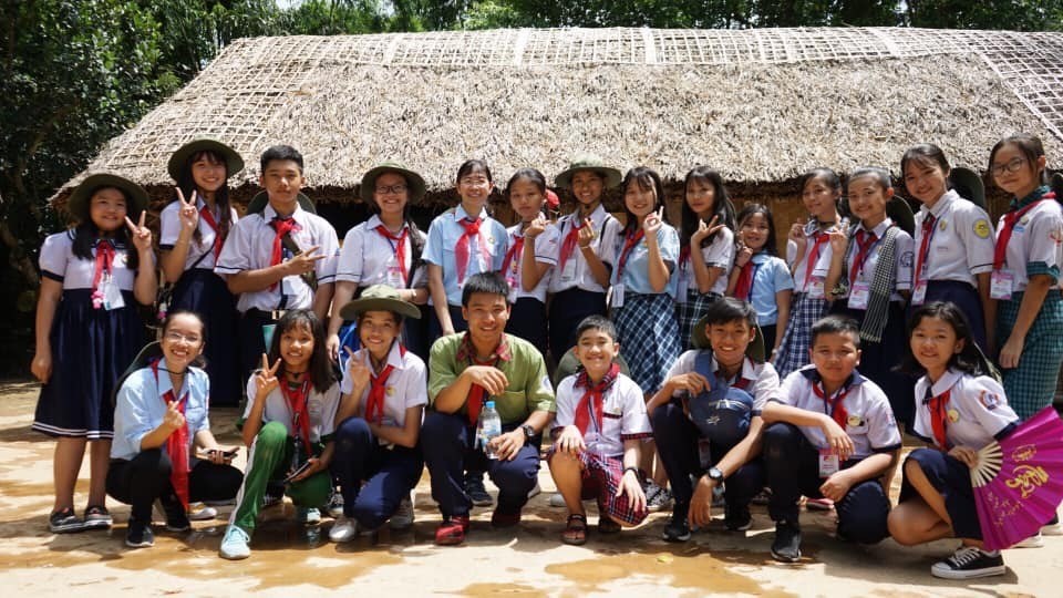 Qua các địa chỉ đỏ, các em thiếu nhi sẽ ôn lại lịch sử hào hùng của dân tộc. Qua các địa chỉ đỏ, các em thiếu nhi sẽ ôn lại lịch sử hào hùng của dân tộc.