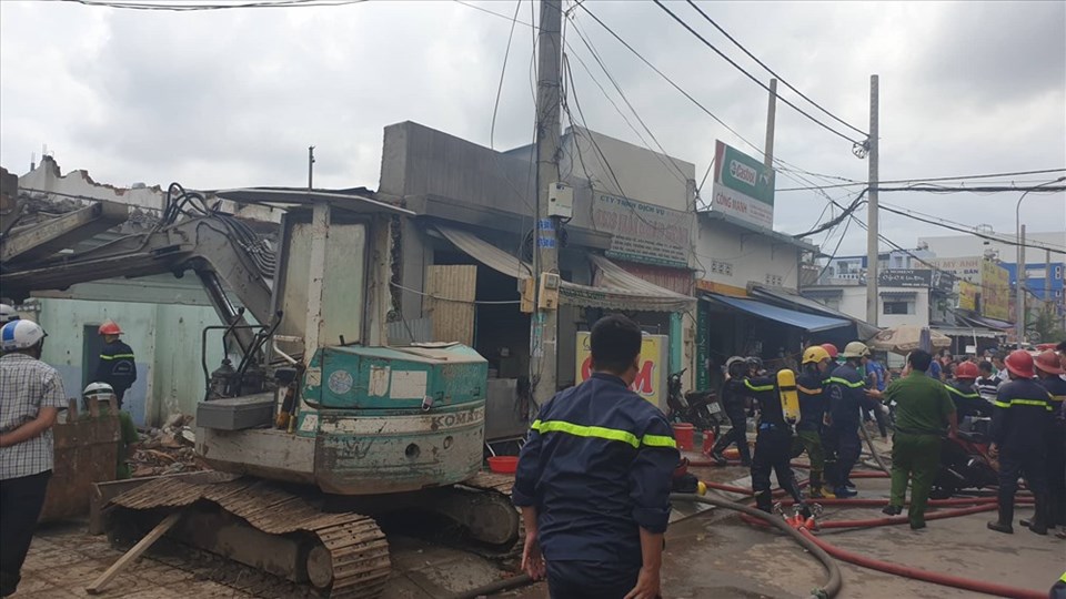 Hiện trường vụ cháy trên đường Phạm Văn Bạch. Ảnh:PV Hiện trường vụ cháy trên đường Phạm Văn Bạch. Ảnh:PV
