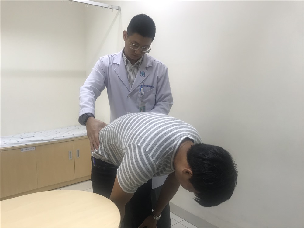 Bác sĩ thăm khám cho bệnh nhân bị thoái hóa cột sống