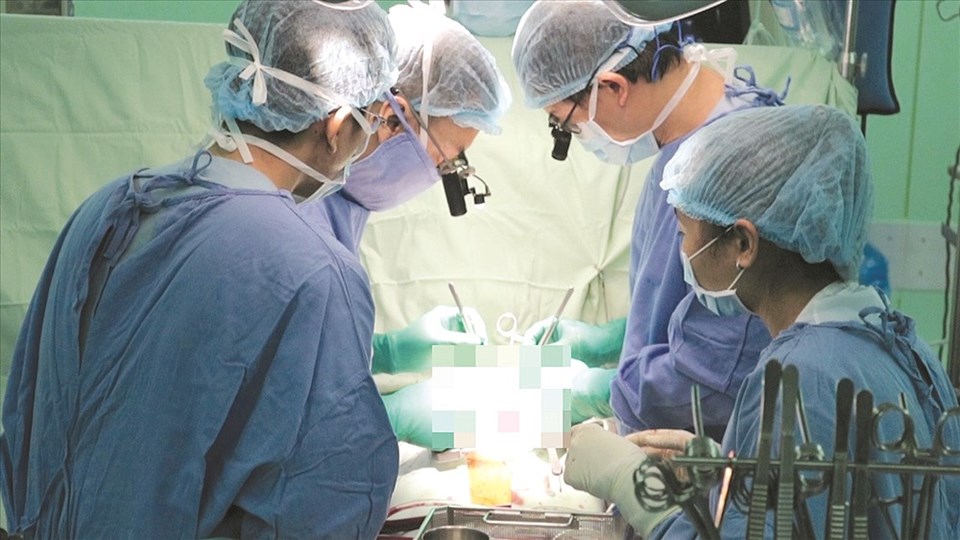 Các bác sĩ tiến hành phẫu thuật cứu sống mẹ con sản phụ bị bóc tách động mạch chủ. Ảnh: Kim Đồng Các bác sĩ tiến hành phẫu thuật cứu sống mẹ con sản phụ bị bóc tách động mạch chủ. Ảnh: Kim Đồng