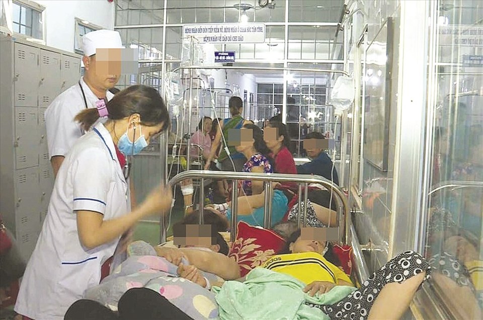 Nhiều nạn nhân cấp cứu nghi ngộ độc thực phẩm. Nhiều nạn nhân cấp cứu nghi ngộ độc thực phẩm.