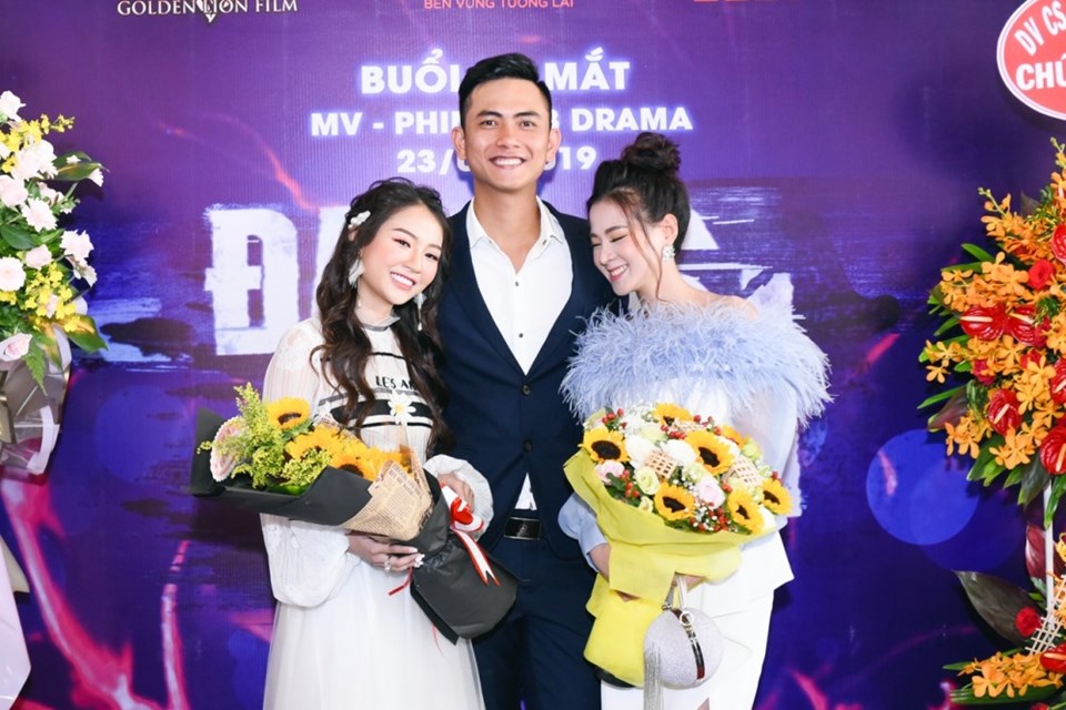 Huỳnh Thịnh và hai diễn viên Song Dương, Thiên Hương. Huỳnh Thịnh và hai diễn viên Song Dương, Thiên Hương.