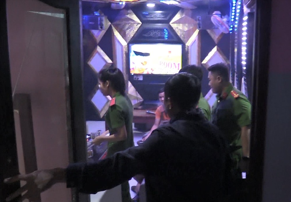 Công an bất ngờ ập vào kiểm tra quán karaoke phát hiện 5 thanh niên sử dụng trái phép chất ma túy.