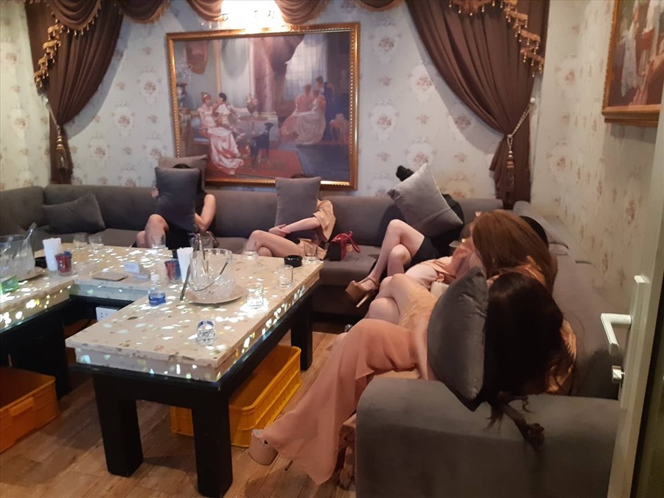 Các nữ tiếp viên trong phòng karaoke phục vụ khách. Ảnh PV Các nữ tiếp viên trong phòng karaoke phục vụ khách. Ảnh PV