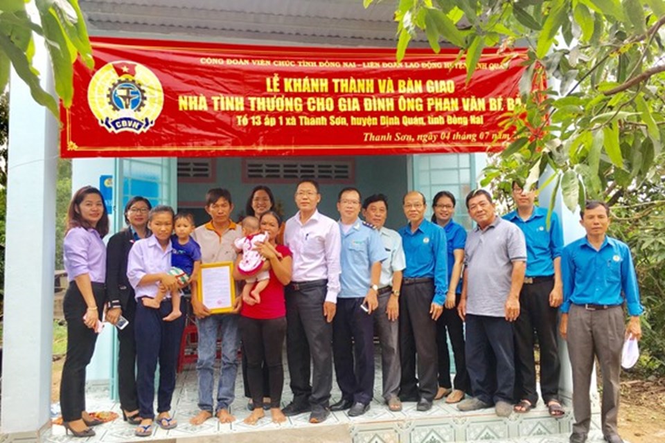 Lễ bàn giao nhà tình thương tại huyện Định Quán_Ảnh: Văn Tuấn Lễ bàn giao nhà tình thương tại huyện Định Quán_Ảnh: Văn Tuấn