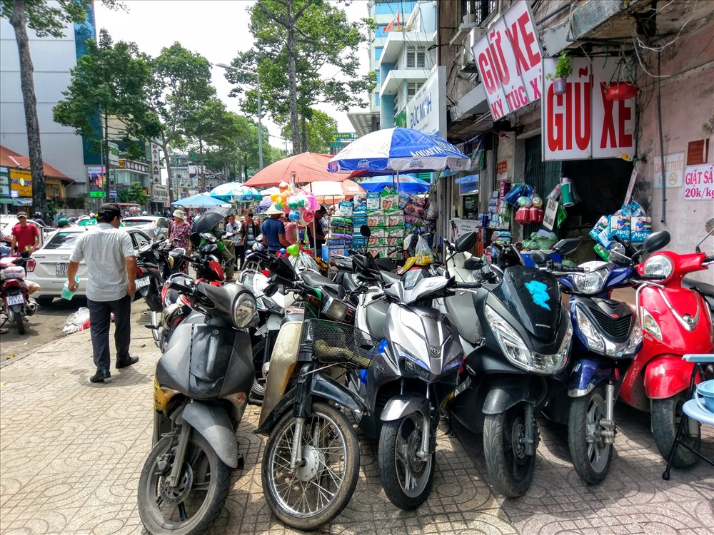 Vỉa hè đường Trần Hưng Đạo (Q.5) trước bệnh viện chấn thương chỉnh hình bị chiếm dụng để mở điểm giữ xe máy. Ảnh: M.Q