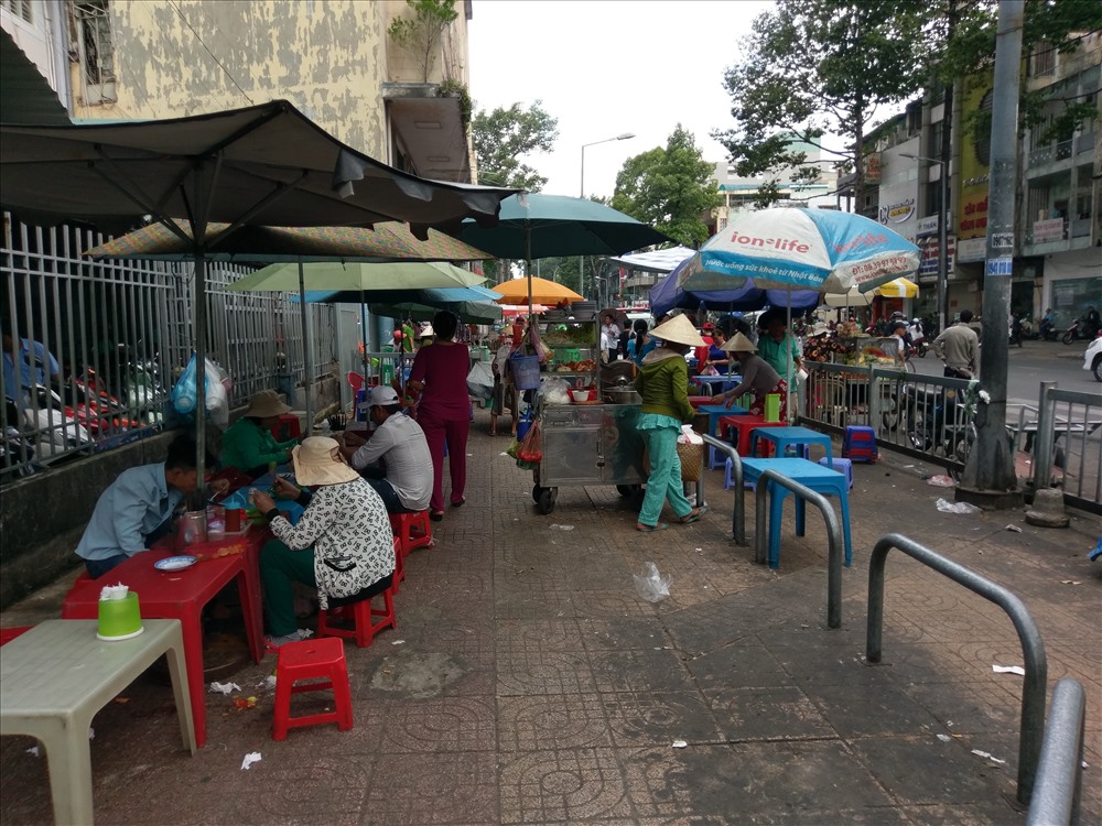 Vỉa hè đường Trần Hưng Đạo trước bệnh viện chấn thương chỉnh hình trước đây là điểm giữa xe máy nhưng sau đó bị dẹp. Giờ đây trở thành điểm bán hàng ăn trông rất bát nháo. Ảnh: M.Q
