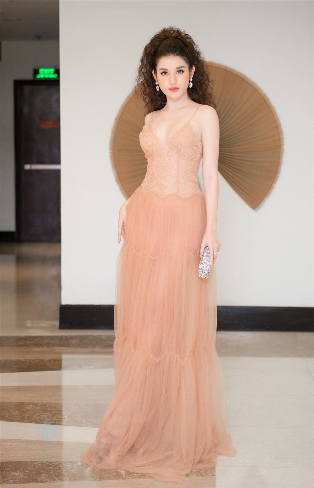Diện bộ váy xuyên thấu màu nude gợi cảm khoe vòng một táo bạo, Huyền My còn gây chú ý nhiều hơn nhờ mái tóc xù đánh rối khổng lồ, khiến cô vốn đã nổi bật bởi chiều cao 1m75 lại càng trở nên ‘cao kều’ hơn rất nhiều so với các khách mời dự sự kiện.