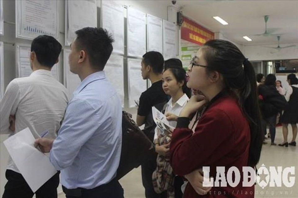 Người lao động tìm kiếm việc làm tại Trung tâm Dịch vụ việc làm Hà Nội. Ảnh PV. Người lao động tìm kiếm việc làm tại Trung tâm Dịch vụ việc làm Hà Nội. Ảnh PV.