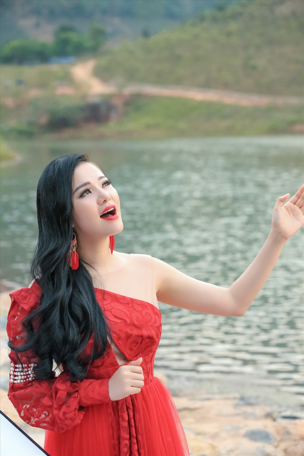 , trong thời tiết mưa lạnh cuối Đông trên vùng cao Tây Bắc, với trang phục mỏng manh cho câu chuyện diễn ra vào mùa Xuân trong MV – đó là 1 thử thách khắc nghiệt của Phạm Thuỳ Dung và bạn diễn . Cả đoàn phim cũng đã phải bang qua nhiều km rừng, vượt đèo cao , dốc sâu , vượt qua bao khó khăn vất vả để có được những khuôn hình đẹp và độc đáo, tạo nên sự mờ ảo của một không gian mênh mông huyền thoại như câu chuyện trong MV. Ảnh: NVCC.
