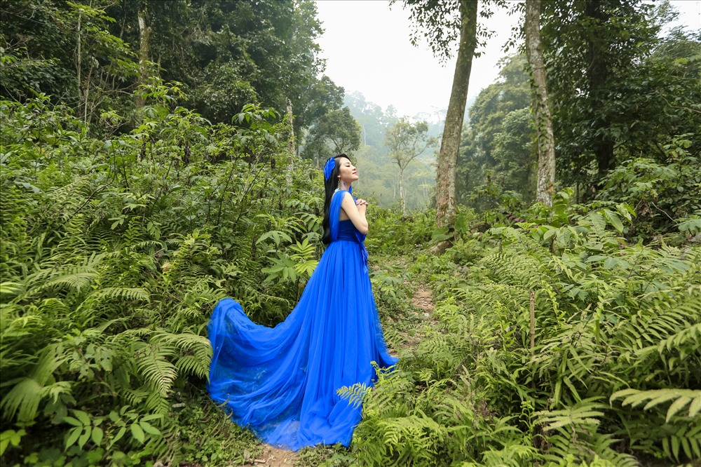 Vượt qua bao khó khăn vất vả để có được những khuôn hình đẹp và độc đáo, nữ ca sĩ hài lòng khi tạo nên sự mờ ảo của một không gian mênh mông huyền thoại như câu chuyện trong MV.