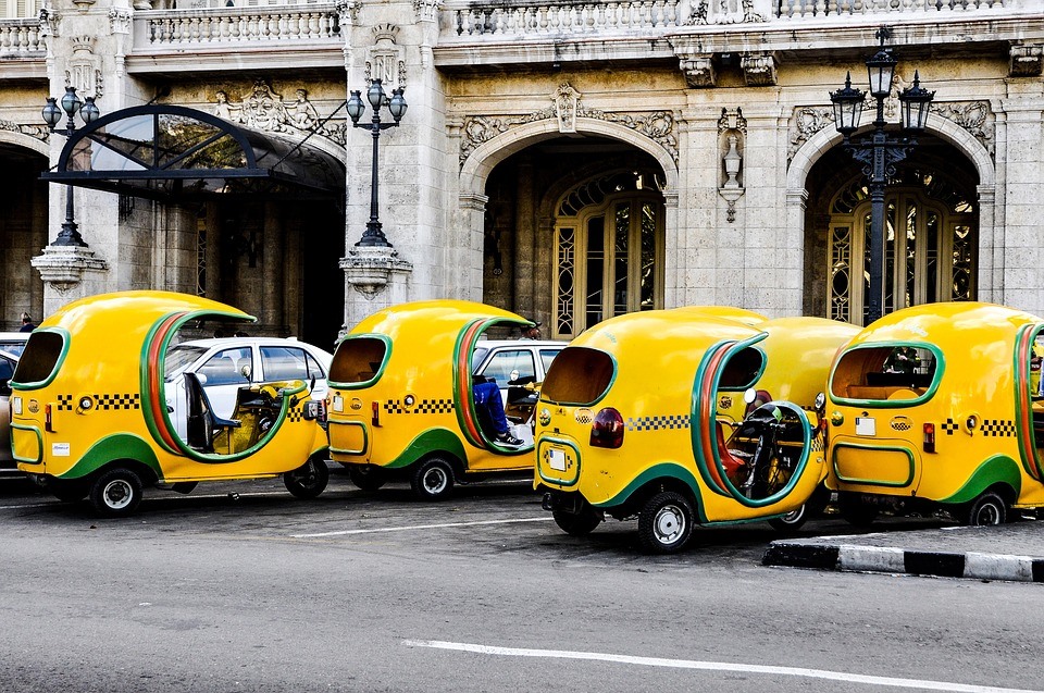 Xe Coco taxi tại Cuba có hình dáng giống quả dừa. Ảnh: T. L.
