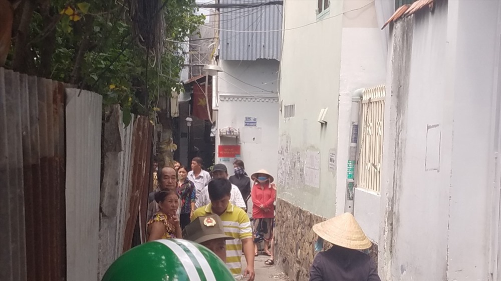 Rất đông người dân hiếu kì tập trung trước hiện trường vụ án. Ảnh: Anh Tú
