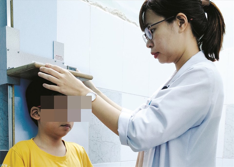 Bác sĩ tư vấn cách điều trị tăng trưởng chiều cao cho trẻ. Bác sĩ tư vấn cách điều trị tăng trưởng chiều cao cho trẻ.