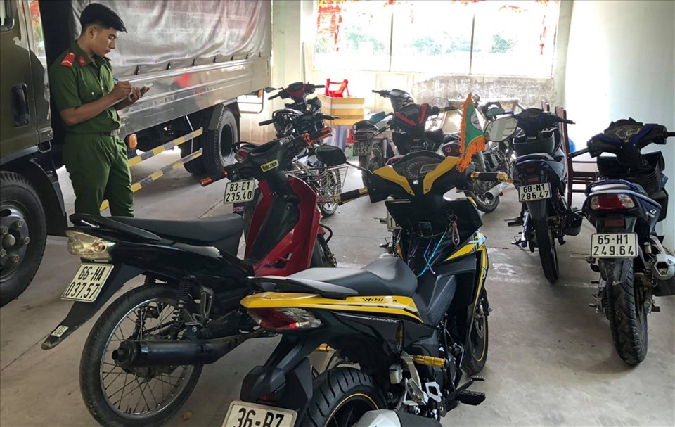 Hiện công an đang tạm giữ 31 xe máy tham gia tụ tập đua xe. Hiện công an đang tạm giữ 31 xe máy tham gia tụ tập đua xe.