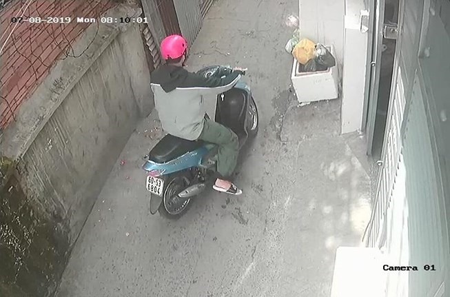 Hình ảnh nghi can sát hại nử sinh 19 tuổi tẩu thoát khỏi hiện trường. Ảnh: Trích xuất Camera hiện trường