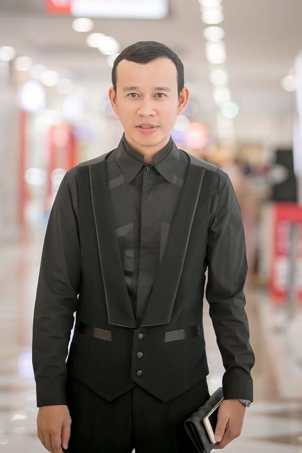 Chuyên gia đào tạo Phúc Nguyễn ngồi “ghế nóng” trong buổi casting “Siêu mẫu Việt Nam“. Ảnh: BTC.