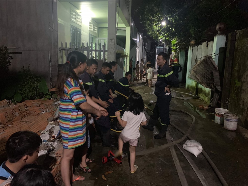 Có 4 người trong 1 gia đình được thông báo chạy thoát ra bên ngoài.